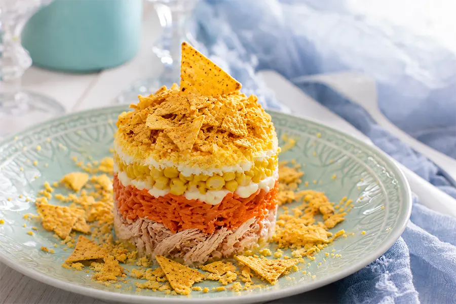 Салат Парус с корейской морковкой и чипсами начос