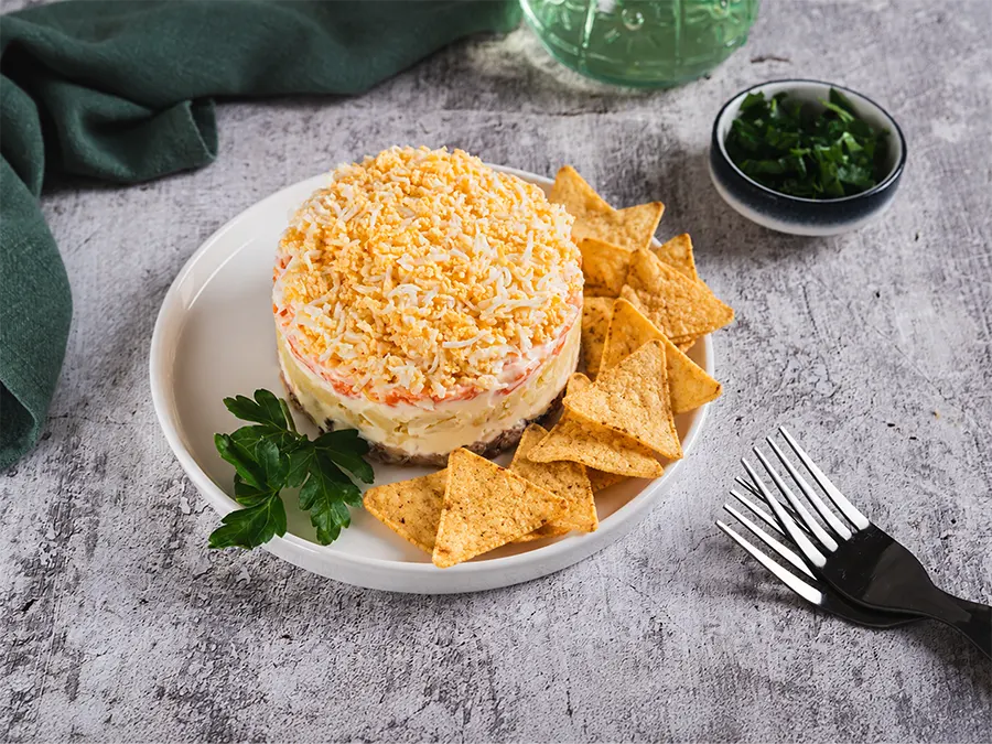 Салат Солнышко с куриной грудкой и чипсами начос